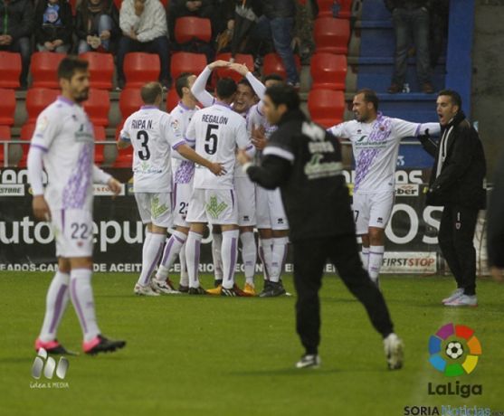 Los jugadores del Numancia celebran el primer gol de Pedraza.