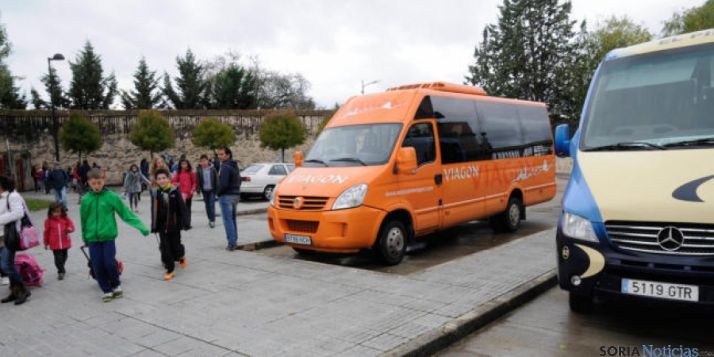 Los acompañantes velan por la seguridad de los escolares.