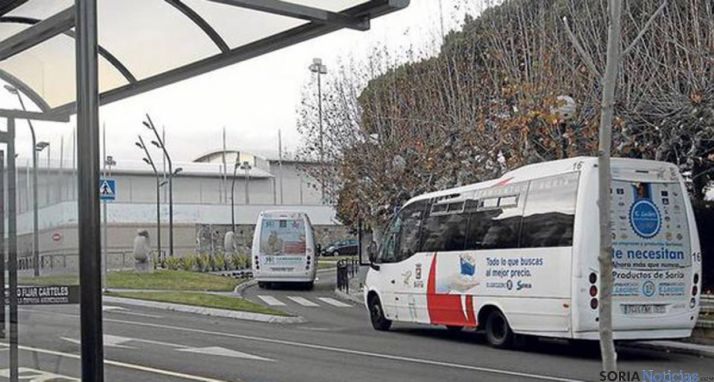 Autobuses urbanos en la plaza Odón Alonso. / Ayto.