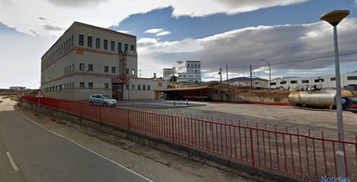 El edificio de Embutidos Sorianos (izda.) y al fondo la chacinera San Miguel del Moncayo. / GM