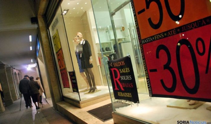 Escaparate de un comercio soriano en tiempo de rebajas. / SN