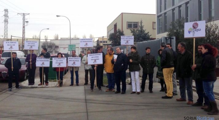 Los trabajadores encerrados con responsables de CSI-F.