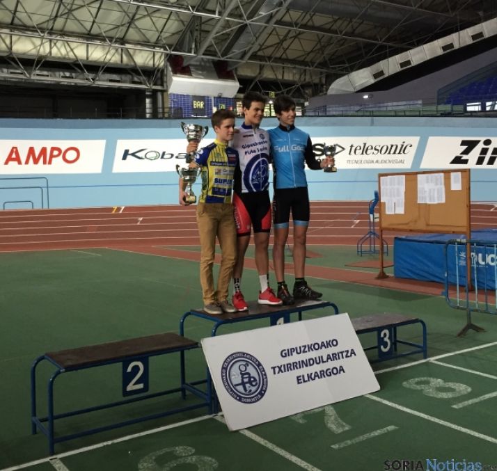 Mateo González, arriba del pódium