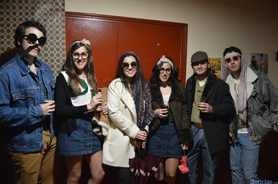 Foto 8 - Noviercas rememora los 70 en sus carnavales