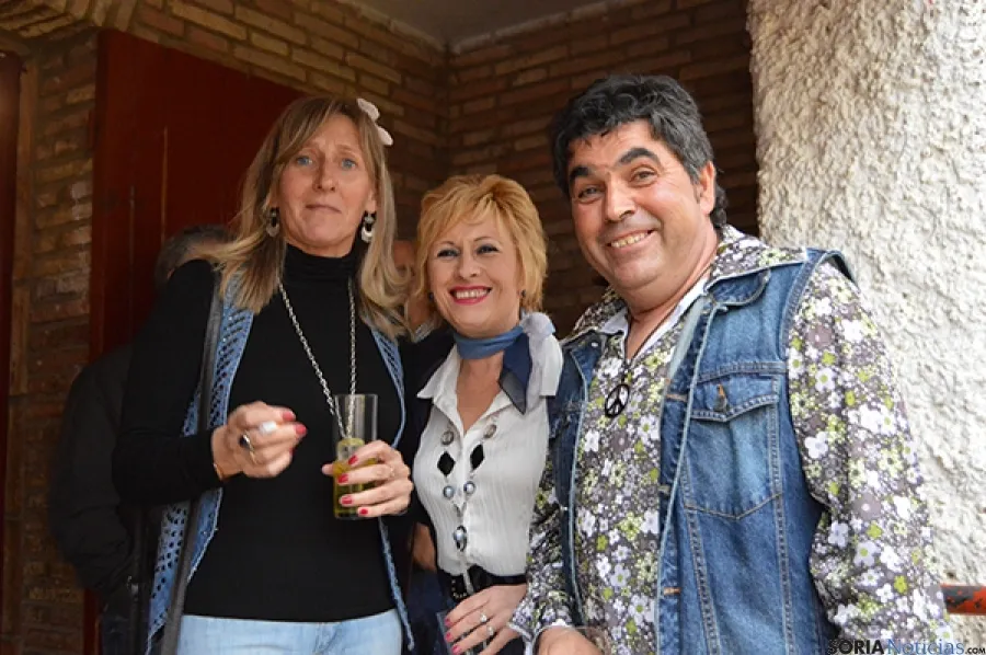 Foto 2 - Noviercas rememora los 70 en sus carnavales