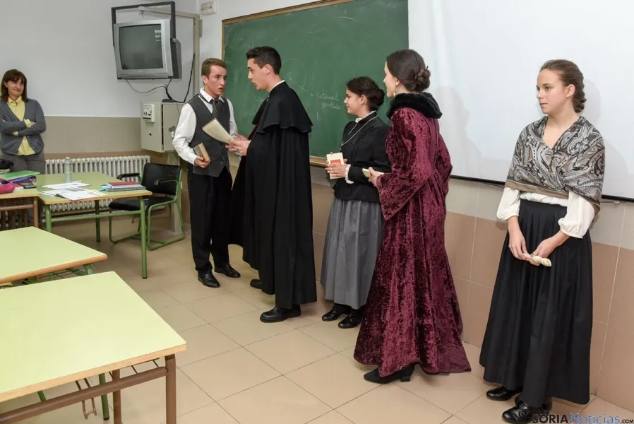 Foto 2 - El instituto Machado teatraliza la orden que lo cre&oacute; hace ahora 175 a&ntilde;os