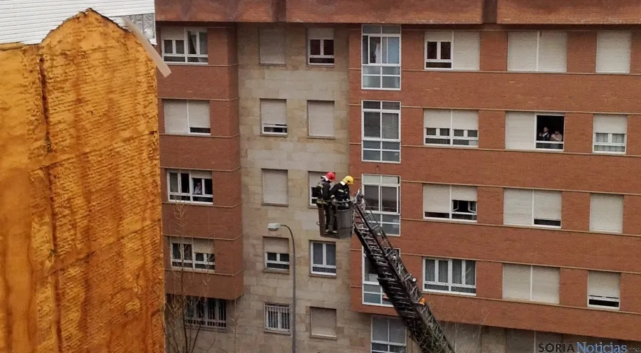 Labores de los bomberos este domingo./SN