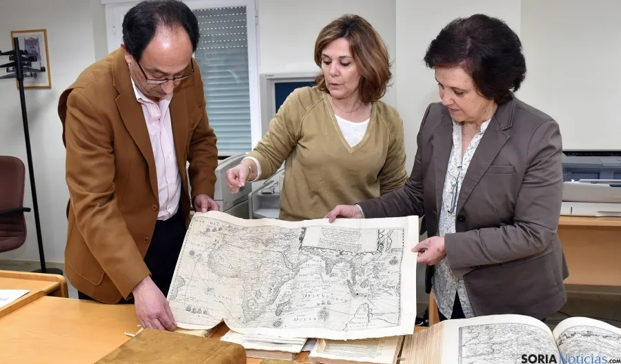 Manuel López, Paloma Castesana y Teresa de la Fuente. / Jta.