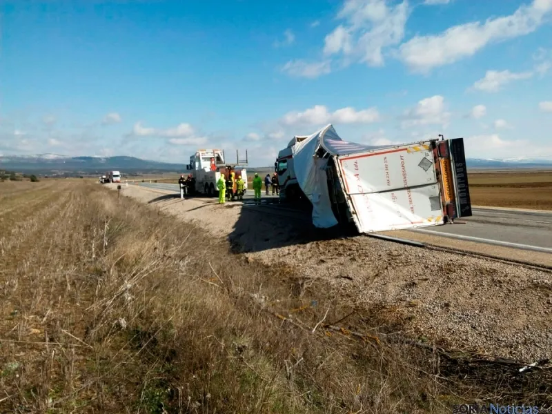 Camión volcado en la N-122, termino municipal de Aldealpozo. /Pedro Calavia