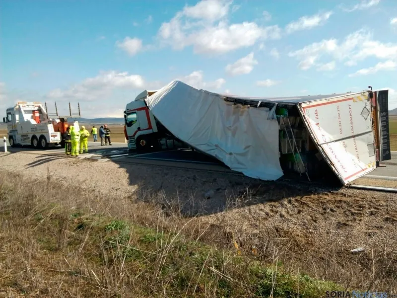 Camión volcado en la N-122, termino municipal de Aldealpozo. /Pedro Calavia