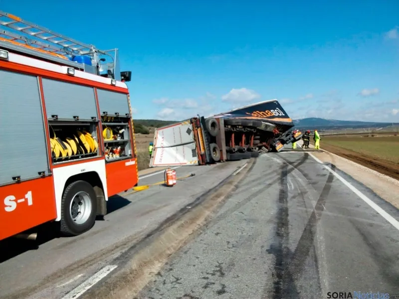 Camión volcado en la N-122, termino municipal de Aldealpozo. /Pedro Calavia