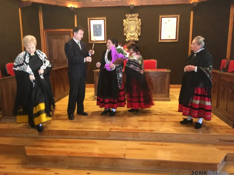 El alcade entrega el bastón a la alcaldesa de Santa Águeda