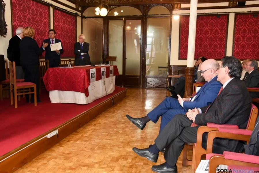 Entrega del Diploma Machadiano a Carlos Martínez, Presidente de Caja Rural. /Fotos Ana Isla