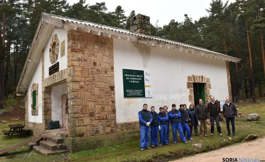 Alumnos y autoridades, junto a uno de los refugios