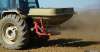 Un tractor en labores de abono en un cultivo soriano. / SN