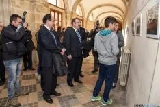 Dos alumnos han guiado al consejero de Educación por la exposición.