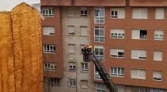 Labores de los bomberos este domingo./SN