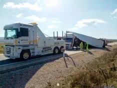 Camión volcado en la N-122, termino municipal de Aldealpozo. /Pedro Calavia
