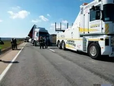 Camión volcado en la N-122, termino municipal de Aldealpozo. /Pedro Calavia
