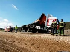 Camión volcado en la N-122, termino municipal de Aldealpozo. /Pedro Calavia