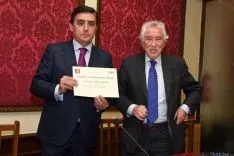 Entrega del Diploma Machadiano a Carlos Martínez, Presidente de Caja Rural. /Fotos Ana Isla
