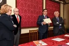 Entrega del Diploma Machadiano a Carlos Martínez, Presidente de Caja Rural. /Fotos Ana Isla