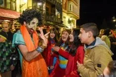 El teatro callejero y de máscaras animaba a los espectadores /Reportaje gráfico: Ana Isla