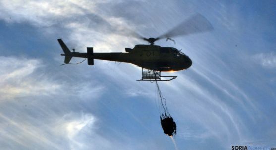 Un helicóptero de la Junta en un incendio forestal en Soria. / SN