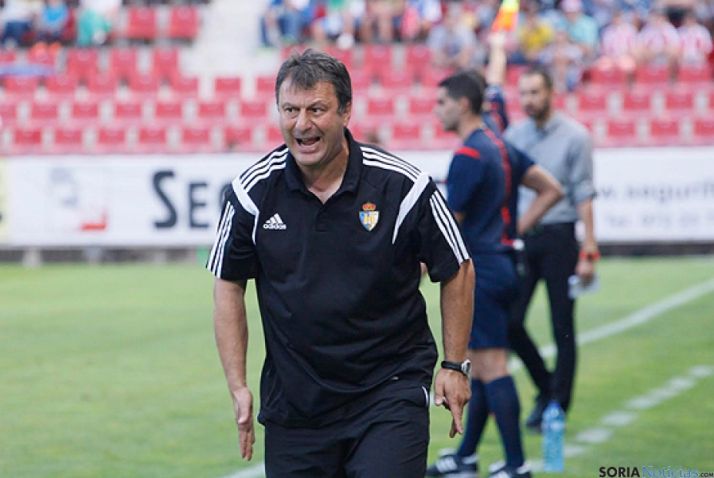 Manolo Díaz da instrucciones en la banda.