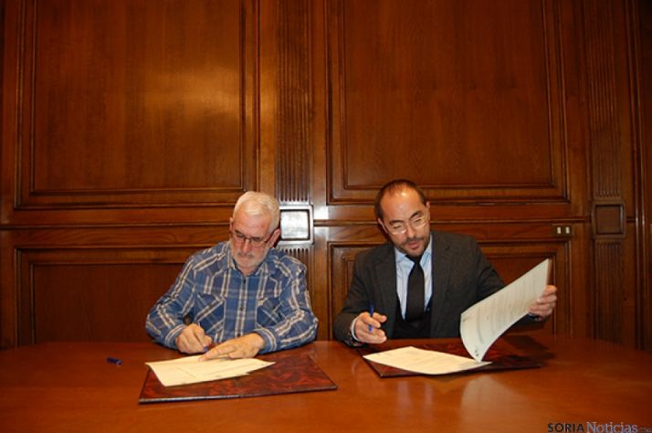 Firma del convenio de colaboración entre la Diputación y Abejar.