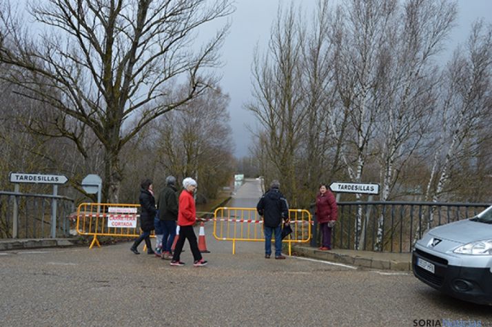 La carretera que da acceso a la fábrica, cortada por la crecida del Duero.