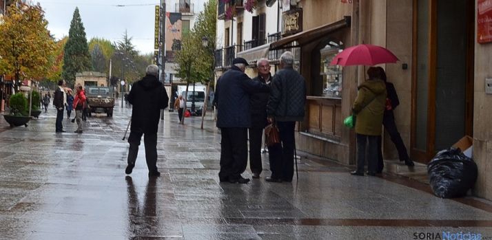Ciudadanos en el céntrico El Collado.