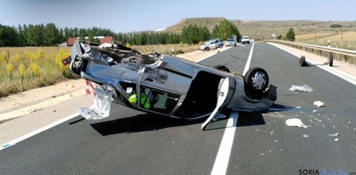Un vehículo accidentado en una carretera soriana en 2015. / SN