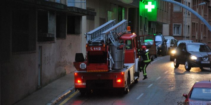 Bomberos en la calle Cortes esta tarde. / SN