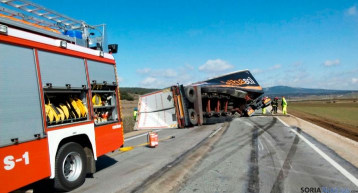 Camión volcado en la N-122, termino municipal de Aldealpozo. /Pedro Calavia