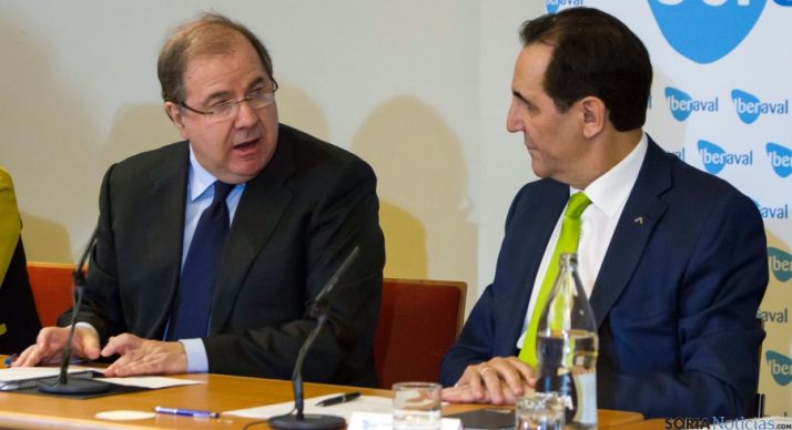 Herera (izda.) en la asamblea extraordinaria de Iberabal./Jta.