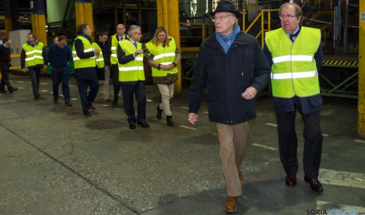 Juan Vicente Herrera, (dcha.) en su visita a la Lingotes Especiales. / Jta.