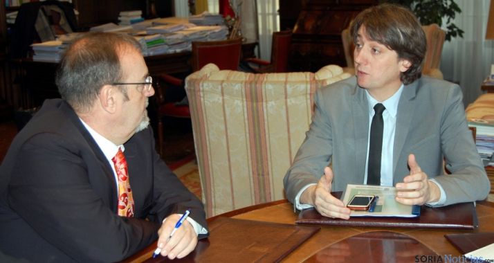 Carlos Martínez, (dcha.) en la reunión mantenida en el ayuntamiento con Fernando Rey. / Ayto.