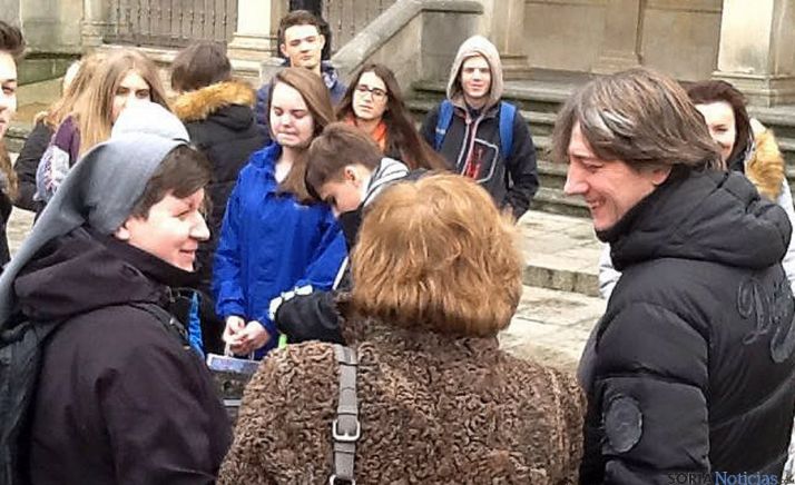 El regidor con profesores y alumnos./ SN