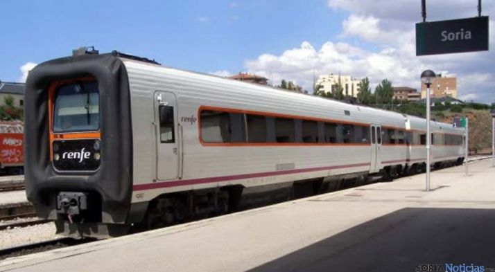 Un tren parado en la estación del Cañuelo, en Soria. / SN