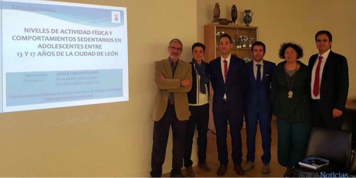 El nuevo doctor, tras exponer su tesis.