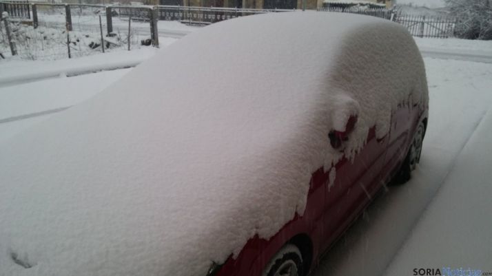 Manto de nieve en un coche, en Duruelo