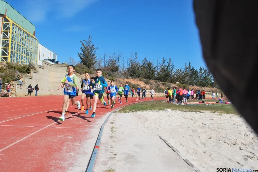 Foto 2 - La primera jornada de atletismo en pista al aire libre se celebra en Los Pajaritos