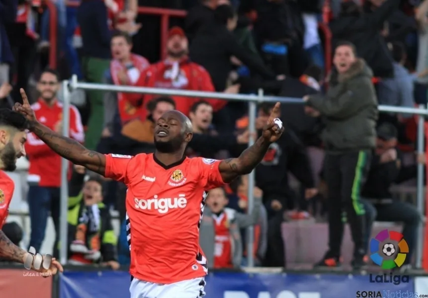 Emaná, tras marcar el gol.