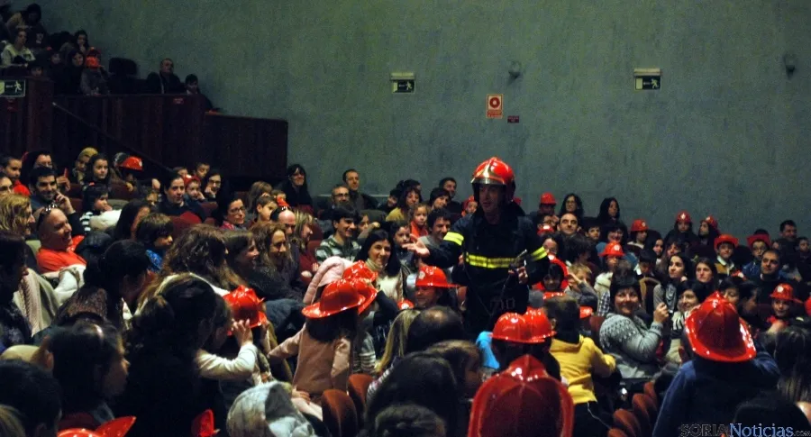 Los niños, entusiasmados con los bomberos./SN