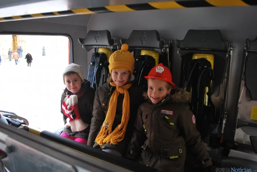 Bomberos y niños, protagonistas. / SN