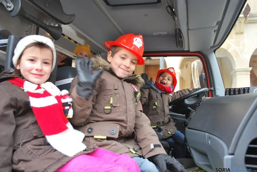 Bomberos y niños, protagonistas. / SN