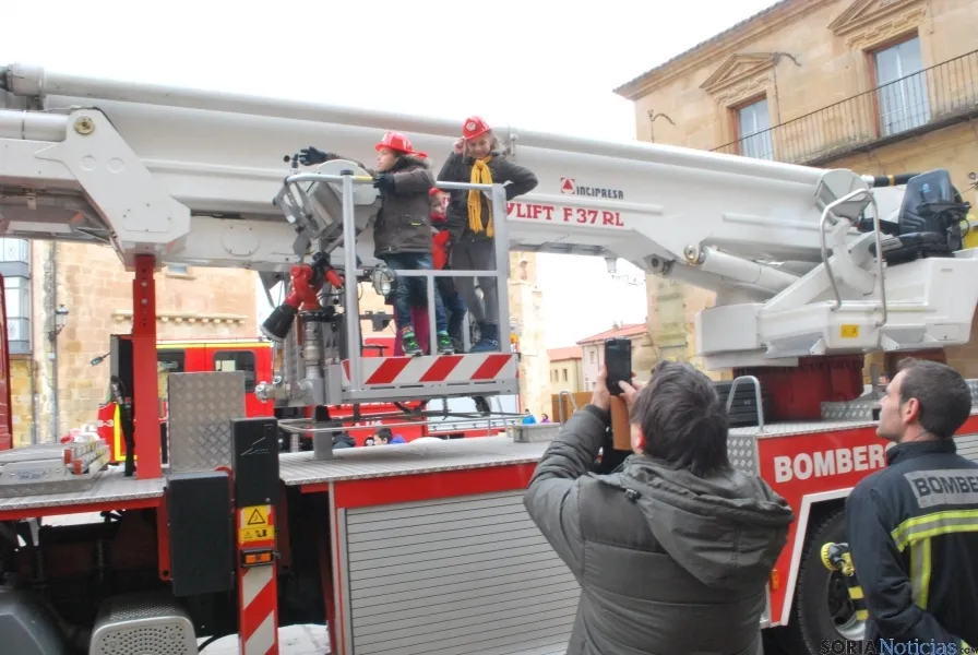 Bomberos y niños, protagonistas. / SN