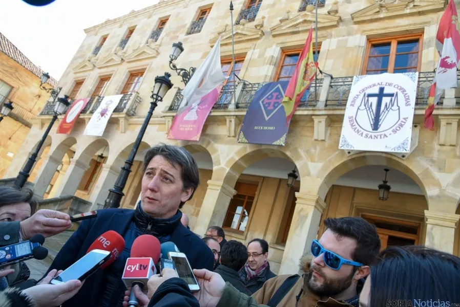 Minuto de silencio en el Ayuntamiento de Soria. /Ana Isla