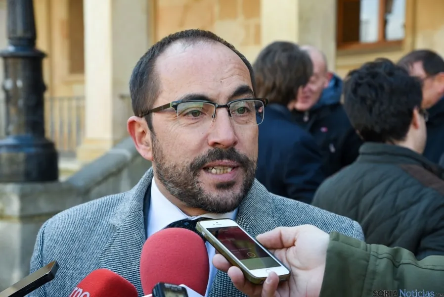 Minuto de silencio en el Ayuntamiento de Soria. /Ana Isla